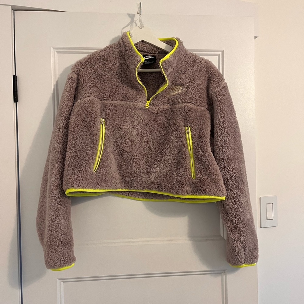Cropped Nike teddy sweater